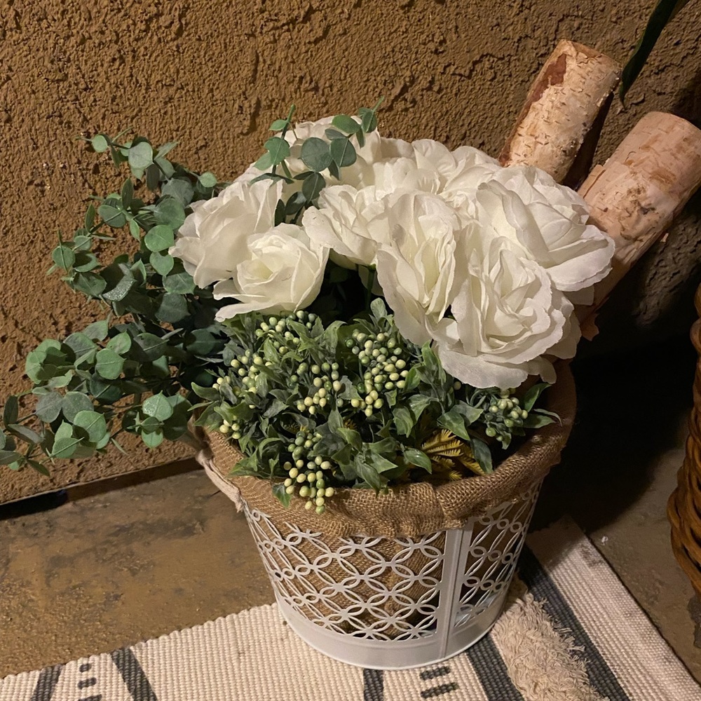 Just sharing my beautiful floral arrangement🌺
